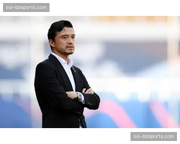 “特写瞬间：场边教练谢晖激情指挥，成为镜头焦点”